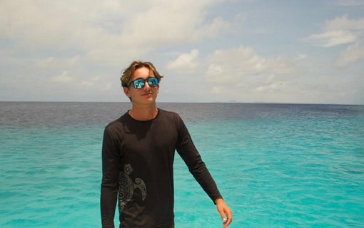 Stef met op de achtergrond water