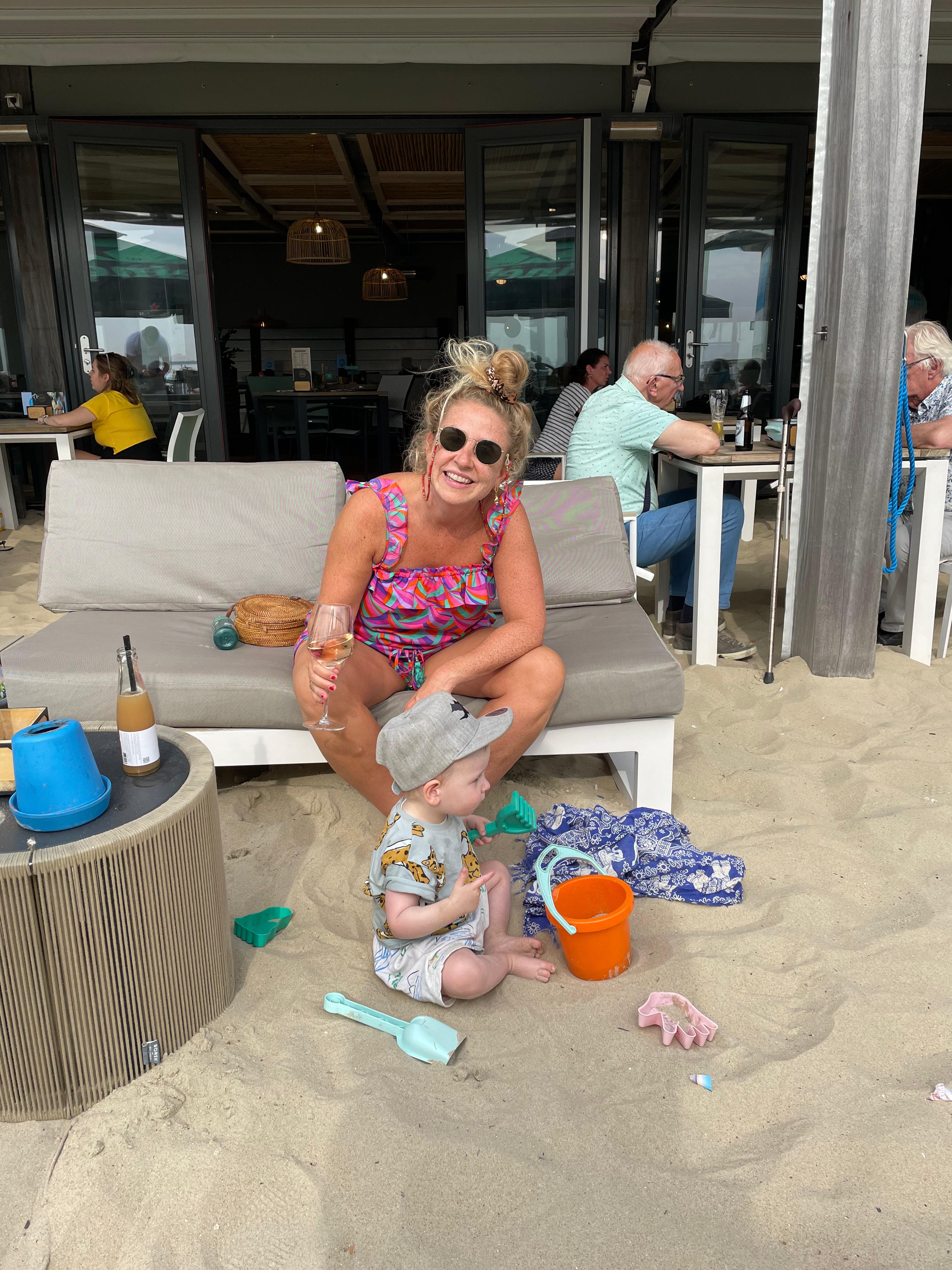 Stefanie en haar kindje bij Zandpaviljoen Pier 7 