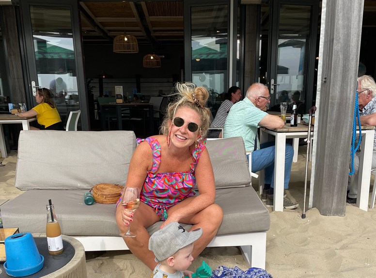 Stefanie en haar kindje bij Zandpaviljoen Pier 7 in Vlissingen