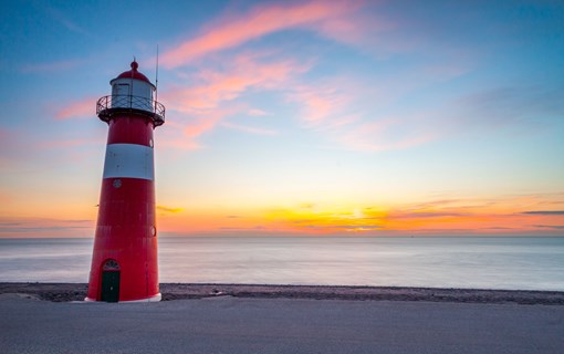 Vuurtoren bij Westkapelle, de parelroute verdediging brengt je langs de geschiedenis van dit dorp.