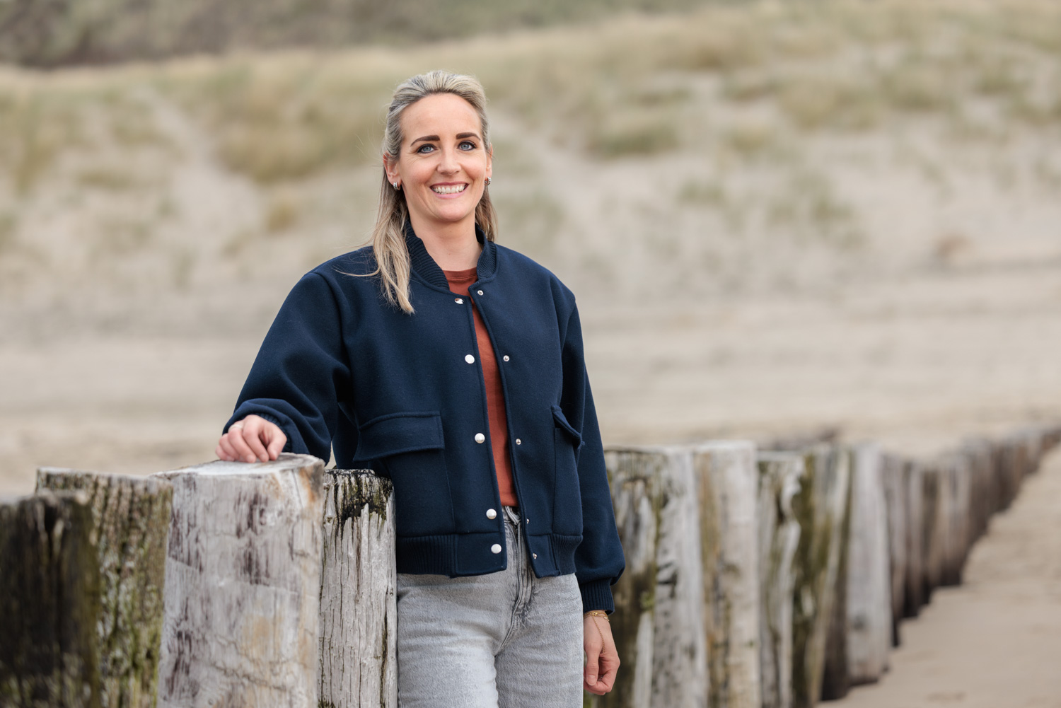 Portretfoto Amber Neecke strand Zeeland