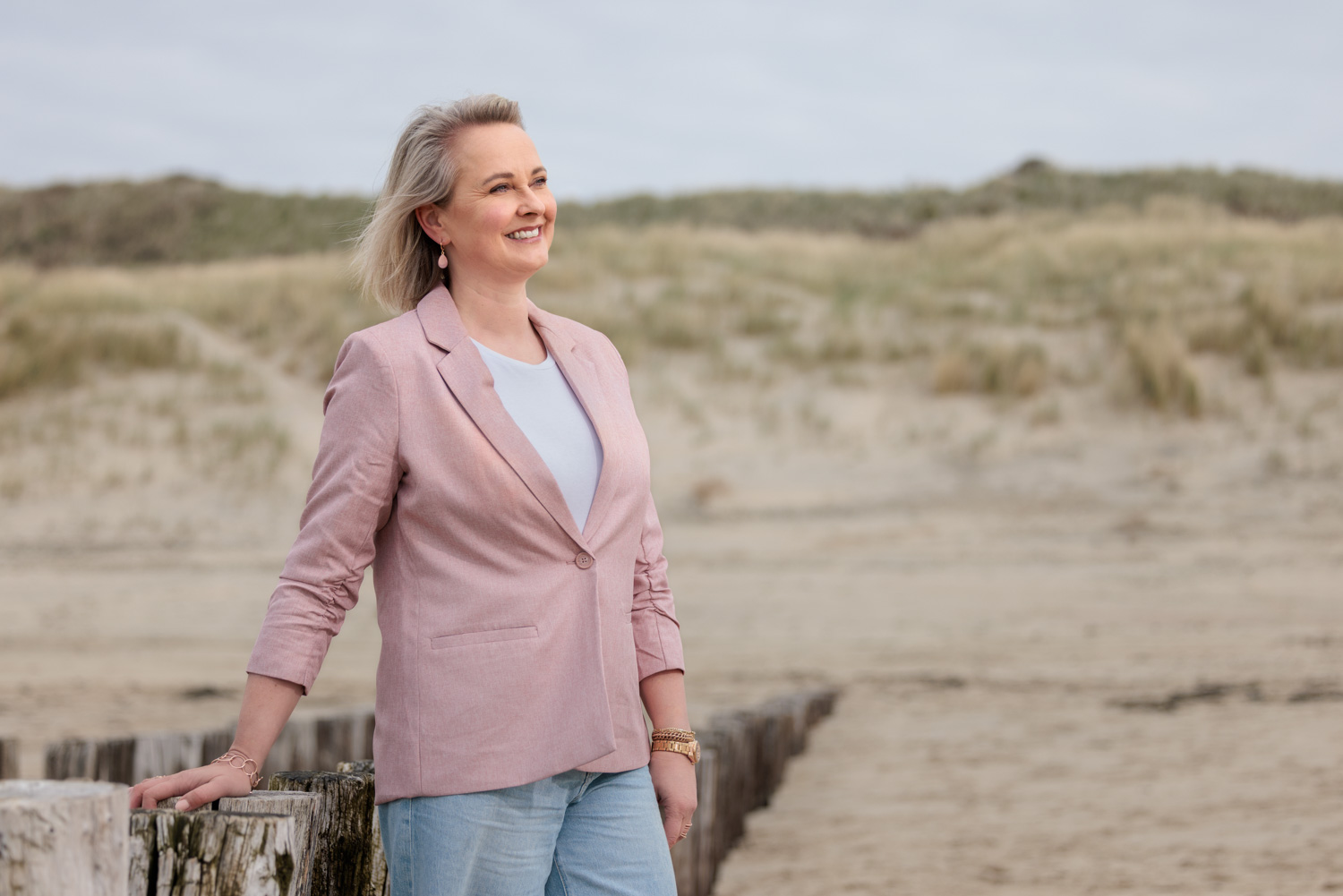 Portretfoto Francoise Minderhoud zijaanzicht strand Zeeland