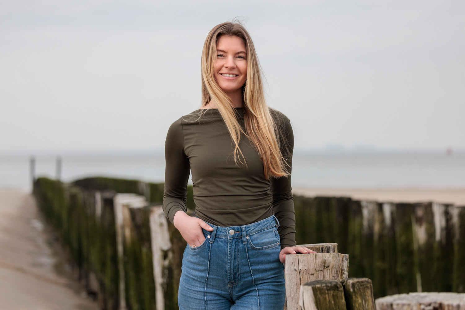 Portretfoto Nynke de Kam strand Zeeland