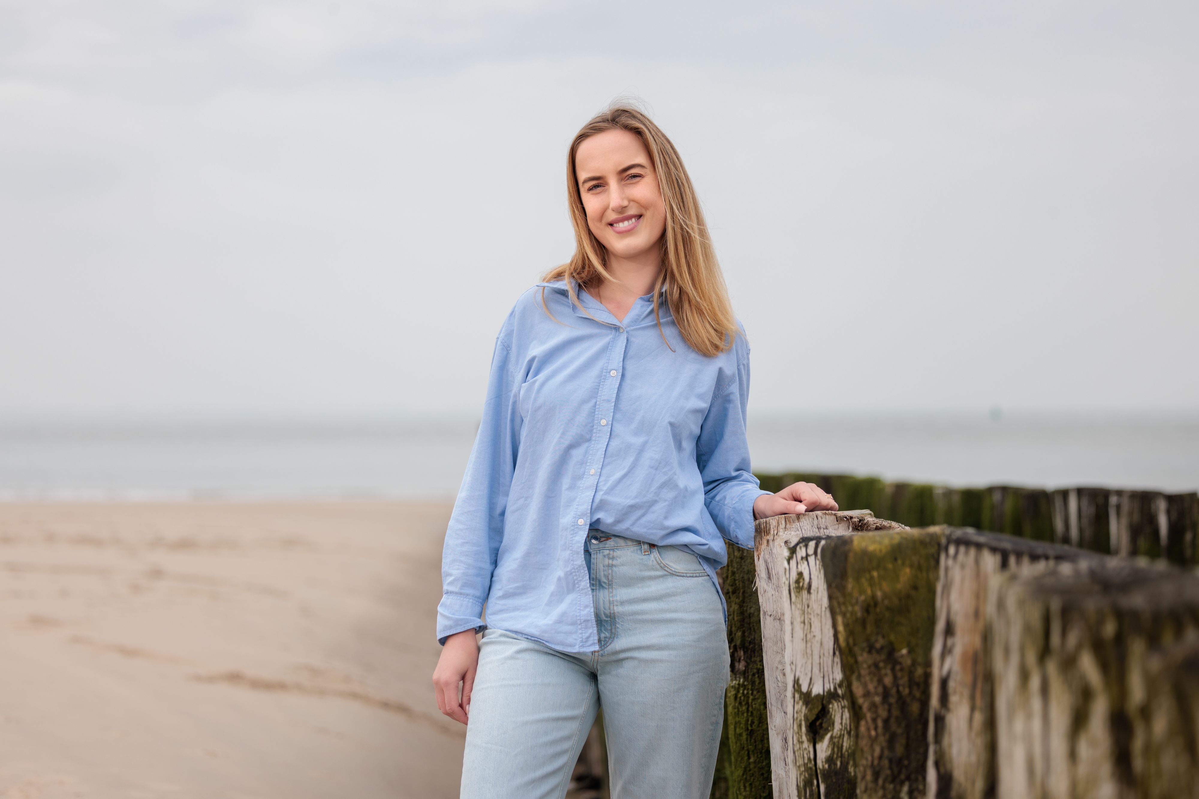 Portretfoto Tess Smolders strand Zeeland