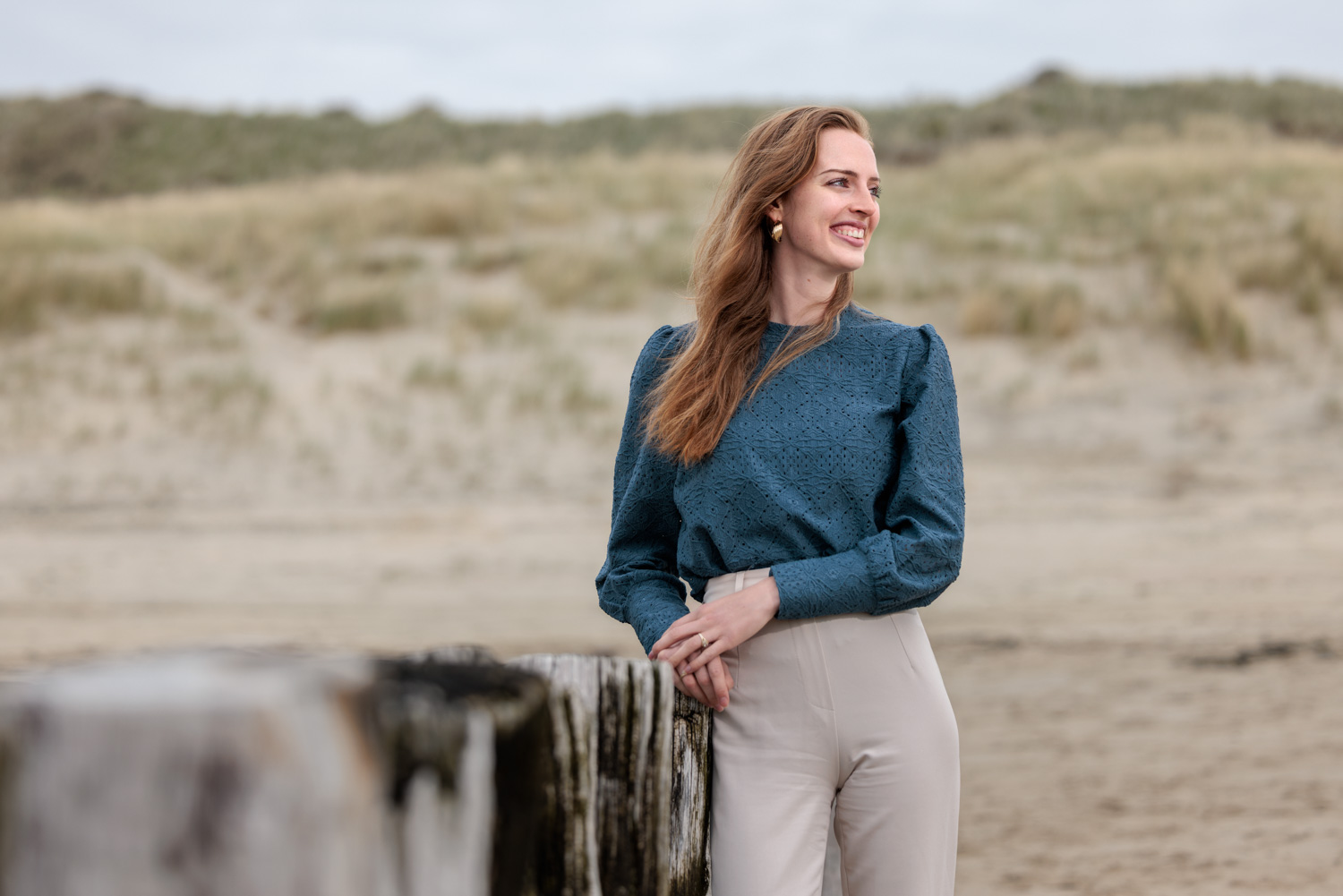Portretfoto Valerie de Visser strand Zeeland