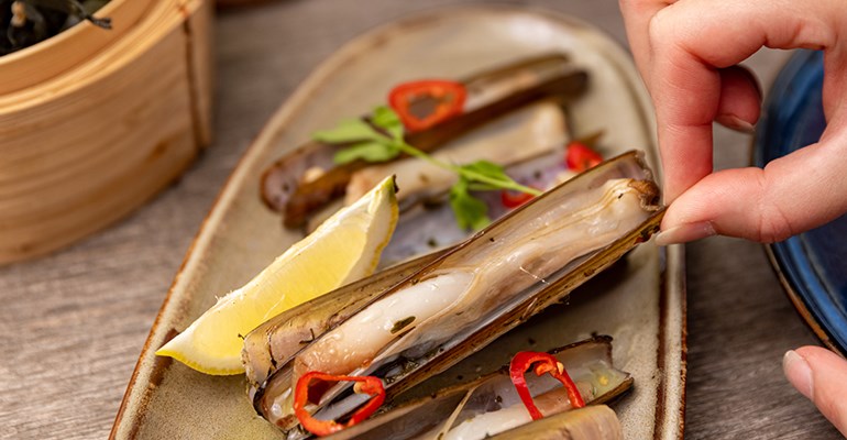Mosselen eten is een van de vele culinaire verrassingen die Zeeland biedt.
