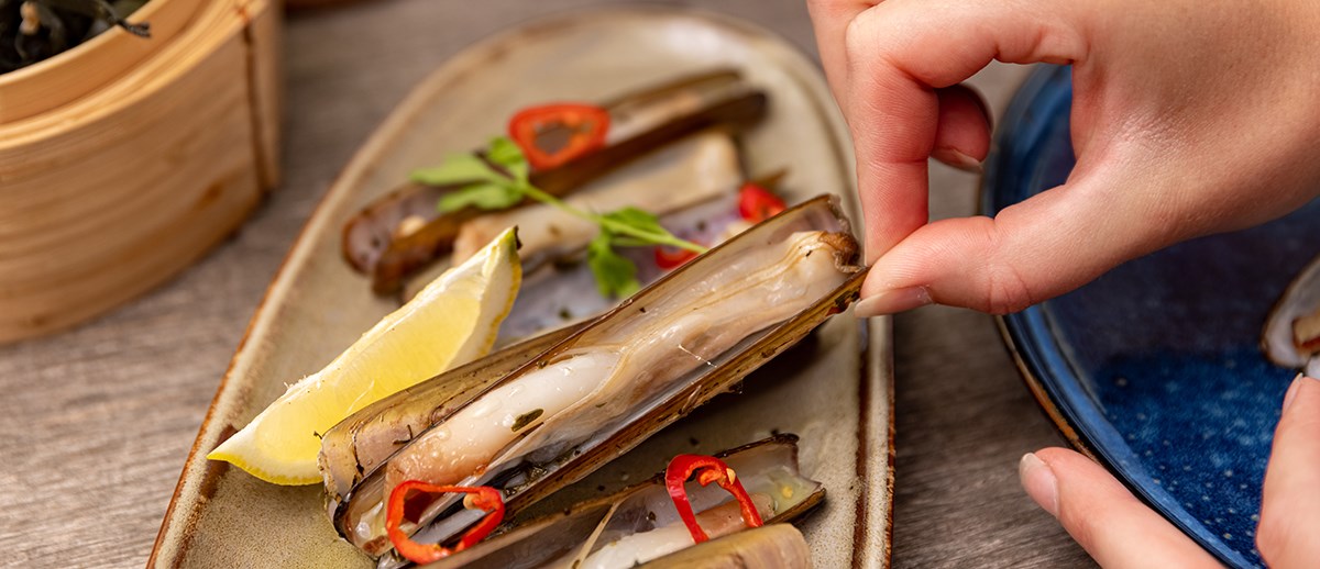 Mosselen eten is een van de vele culinaire verrassingen die Zeeland biedt.