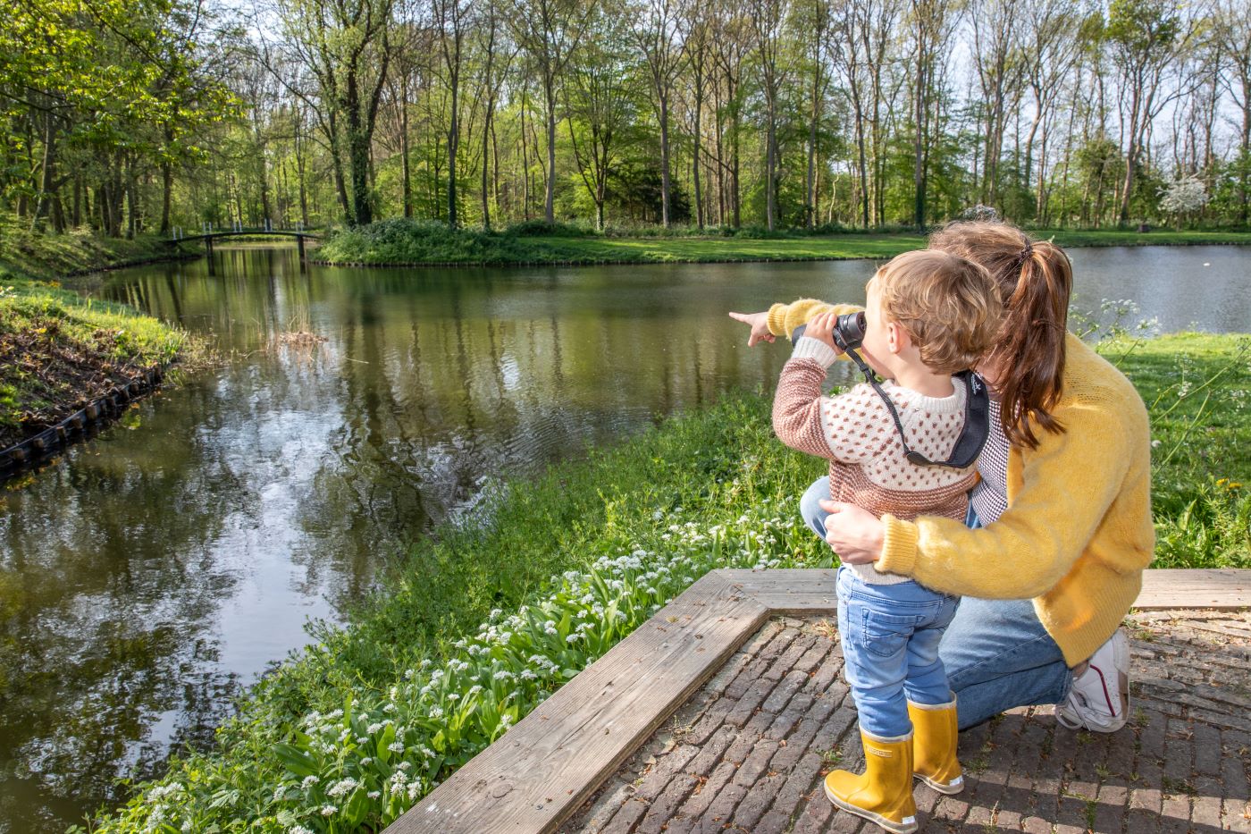 Moeder en kind met verrekijker bij Landgoed Ter Hooge