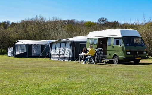 twee vakantiegangers op een kampeerplaats van een Zeeuwse camping