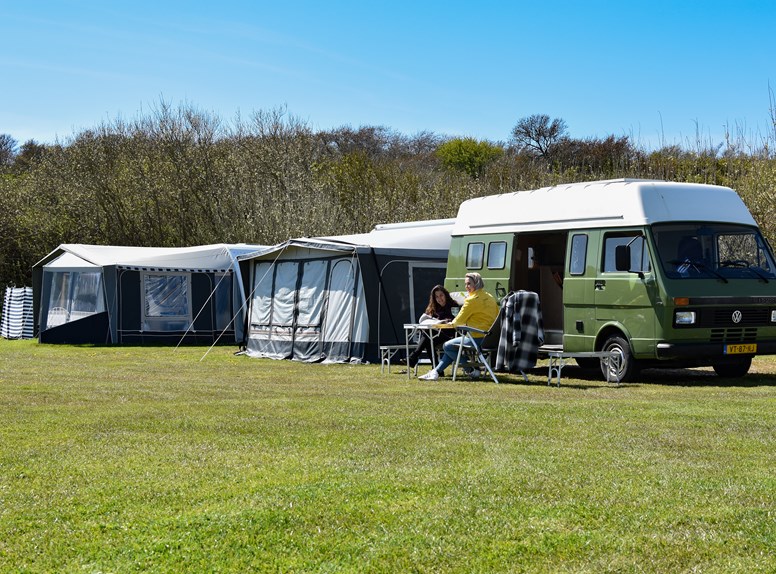 Camperbus op een kampeerplaats van en camping