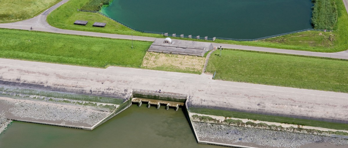 De Bathse Spuisluis is het enige Deltawerk dat niet is gebouwd ter bescherming tegen het water.