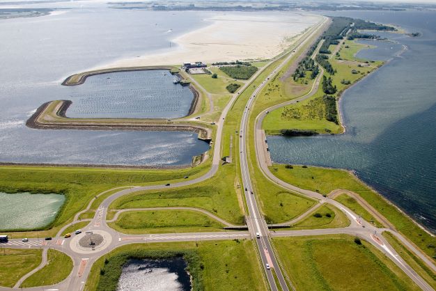De Grevelingendam verbindt Schouwen-Duiveland met Goeree-Overflakkee. Het Grevelingenmeer is hierdoor ontstaan. 