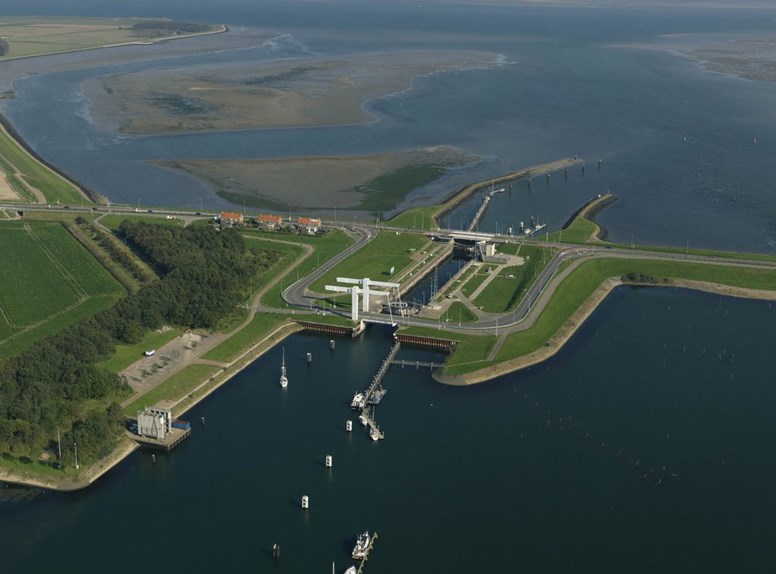 De Zandkreekdam beschermt de kustlijn van Zeeland tegen de kracht van de zee. Samen met de Veerse Gatdam sluit de dam het Veerse Gat af. Hierdoor ontstond natuurgebied het Veerse Meer.