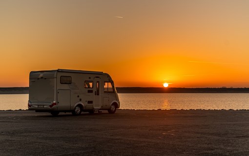Camper aan het water