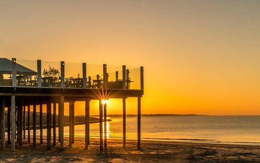 Sonnenuntergang an einem Strandcafé