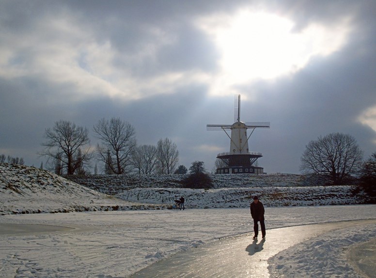 De kreken in Veere zijn in de winter soms helemaal bevroren. Ideaal om op te schaatsen! Mocht je liever wandelen dan zijn de kreken ook een prachtige omgeving.