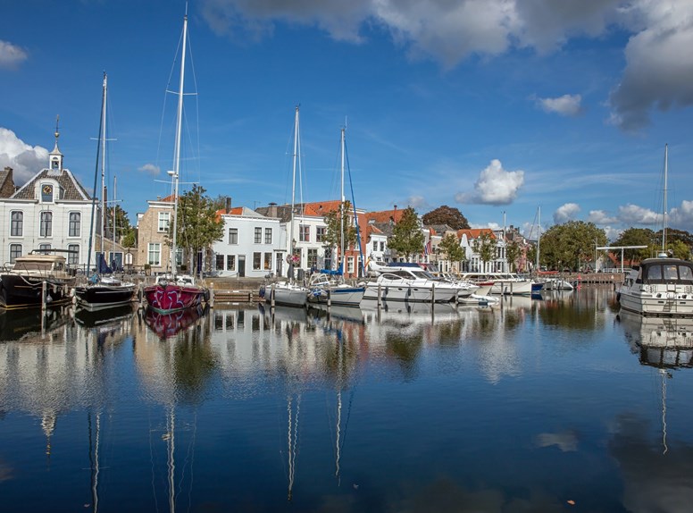 Fietsen op de kade in Goes Zeeland
