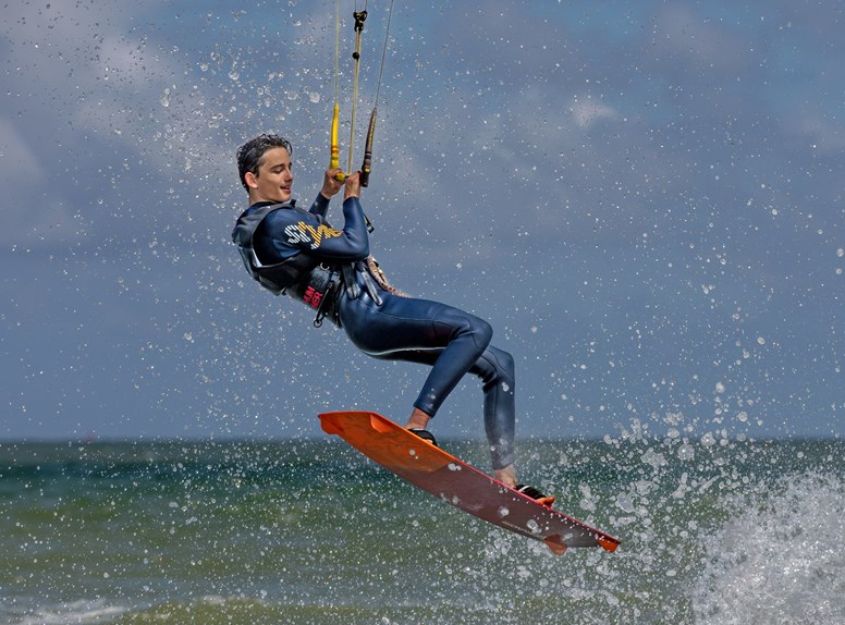 kitesurfen jongen sprong zee