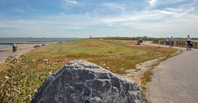 Via oude polders, stranden, dorpen en historische steden ontdek je met het wandelnetwerk Grenzeloos wandelen in West-Zeeuws-Vlaanderen. Lees hier meer over wandelnetwerk West-Zeeuws-Vlaanderen.