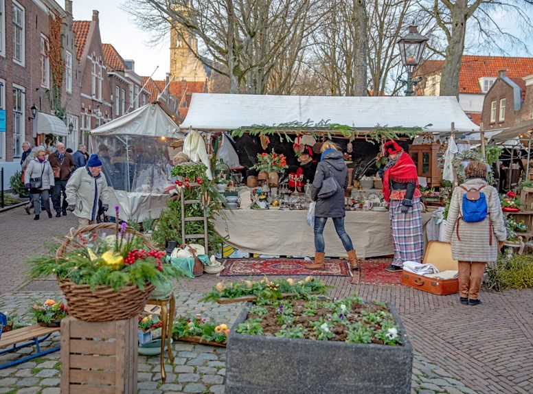 Markt Veere kraampjes mensen bloemen