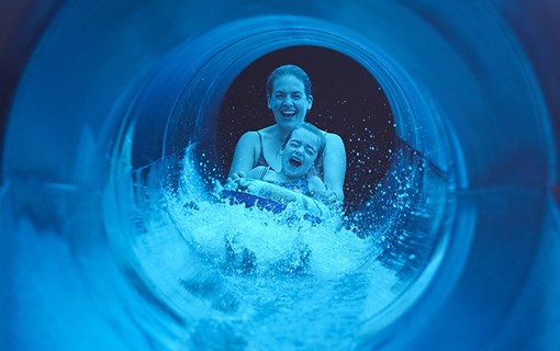 Moeder en kind in zwembad Omnium