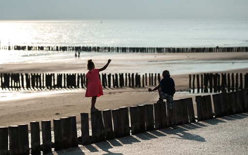 Strand kinderen palen