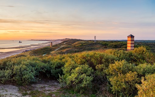 veere vuurtoren strand uitzicht