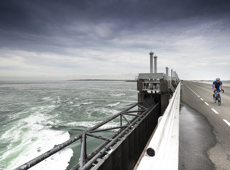 Wielerroute Zeeuwse Wind, gaat over de Oosterscheldekering. Wielrennen in Zeeland .