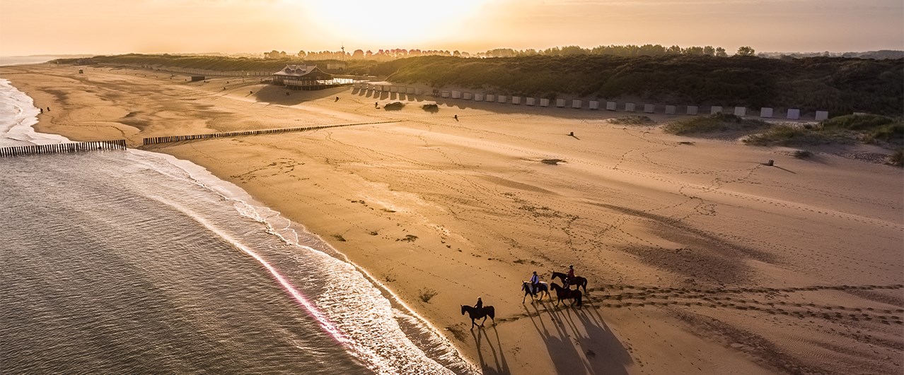 De mooiste stranden van Zeeland. Bekijk hier de Zeeuwse stranden. Geniet van het strand in zeeland