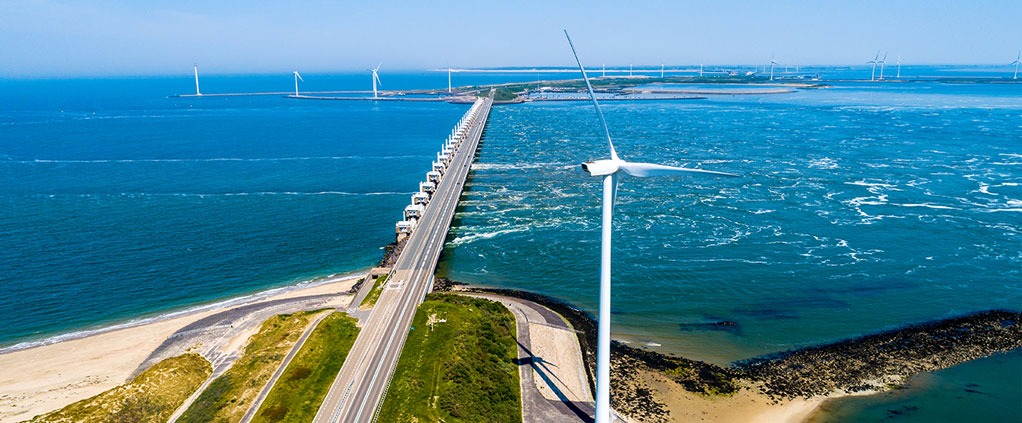 Luchtfoto Oosterscheldekering Zeeland op een zonnige dag