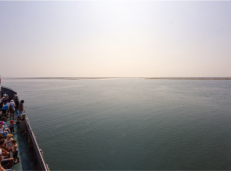 Boot met personen varend door het Nationaal Park Oosterschelde