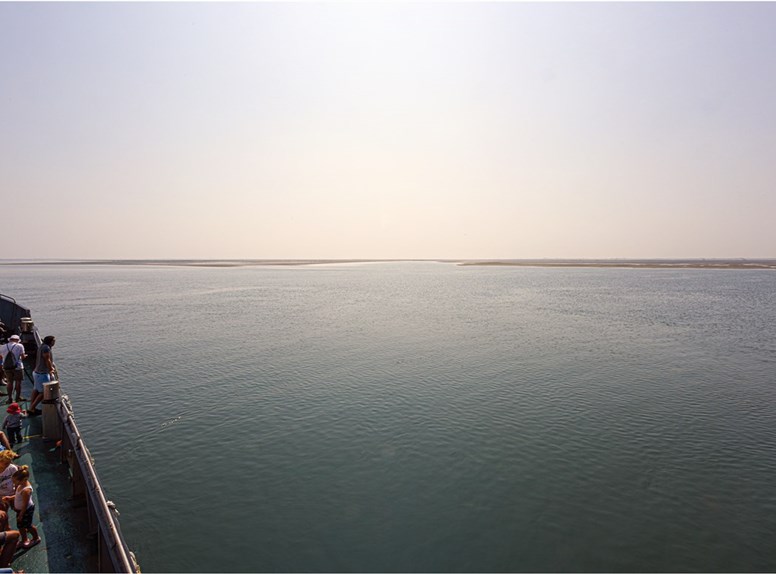 Boot met personen varend door het Nationaal Park Oosterschelde