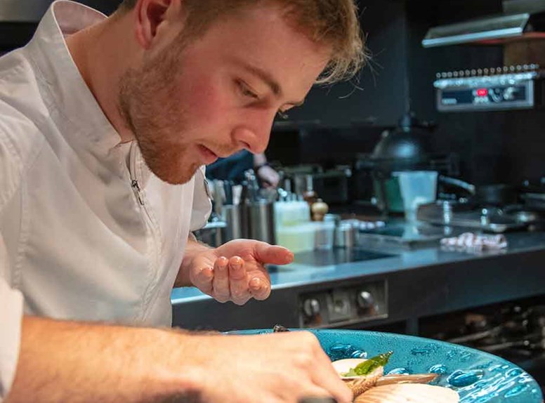 Sterrenrestaurant De Kromme Watergang in Slijkplaat combineert aardse en zilte smaken met een eindeloze dosis lef en creativiteit
