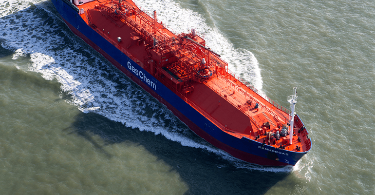 Luchtfoto van een schip op de Oosterscheldekering in Zeeland