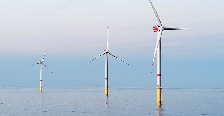 Windmolenpark op zee voor het opwekken van windenergie, een voorbeeld voor het toekomstige windmolenpark Zeeland