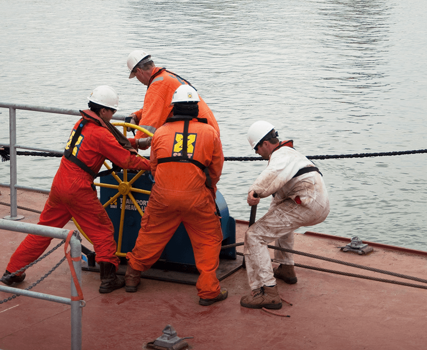 Bootwerkers aan het werk om een windmolenpark op zee aan te leggen.