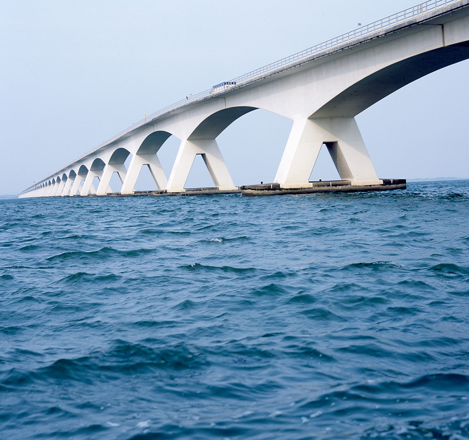 Zeelandbrug, een uniek bouwwerk over de open zee!