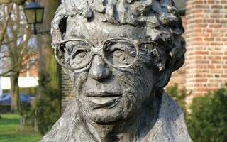 Bronzen Beeld Annie M.G. Smidt in Gemeente Kapelle