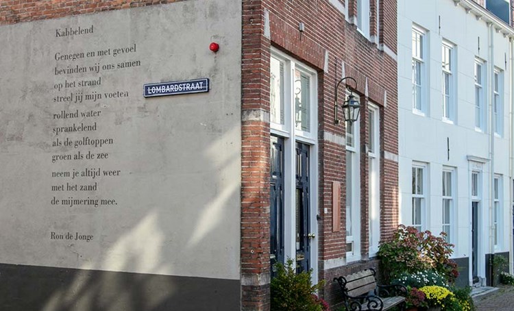 Steegje met tekst op de muur in Middelburg