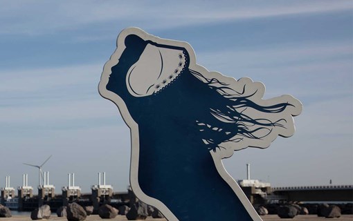 Zeeuws Meisje bij Neeltje Jans Oosterscheldekering