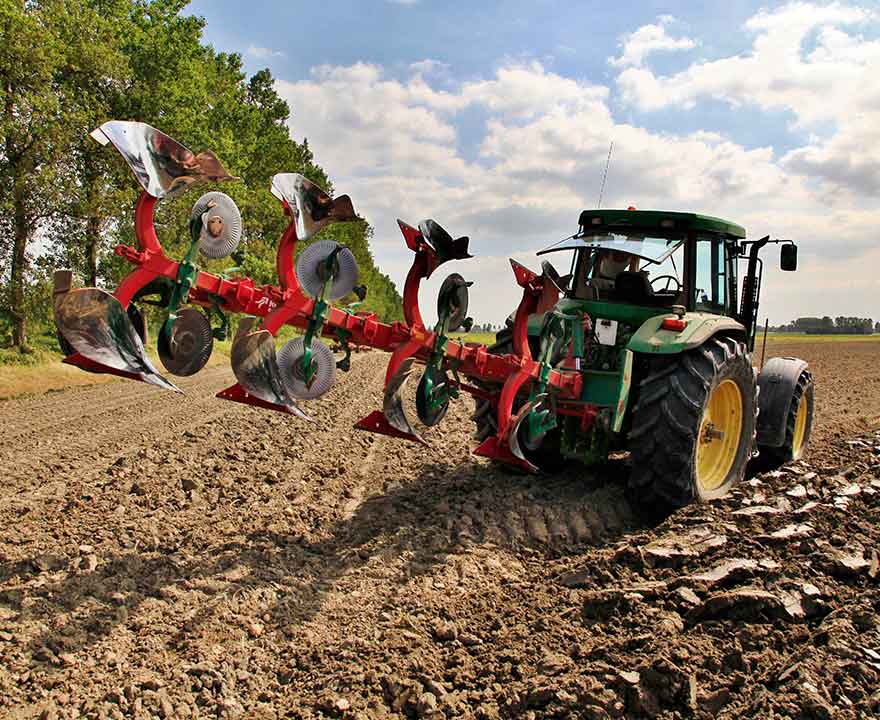 Ploegen van de Zeeuwse klei voor landbouw