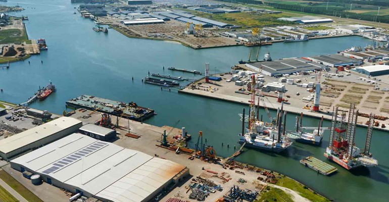 Luchtfoto van de haven, een voorbeeld van Logistiek in Zeeland