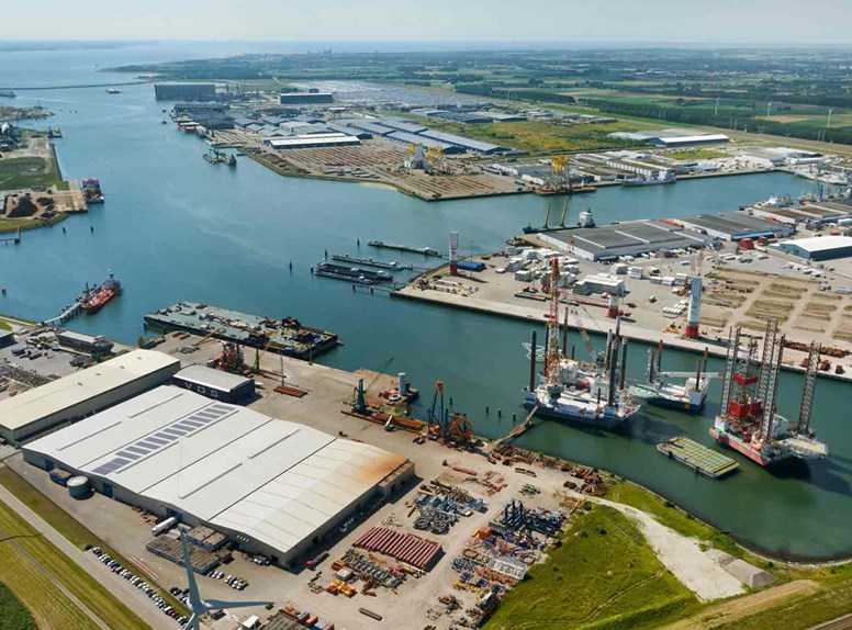 Luchtfoto van de haven, een voorbeeld van Logistiek in Zeeland