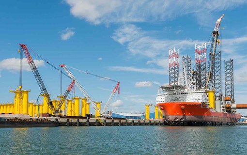 Schip in de Zeeuwse Haven voor windmolens op zee