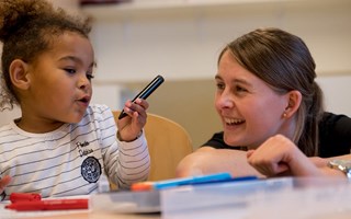 Kind met begeleider in de gehandicaptenzorg van de kindsector van Gors