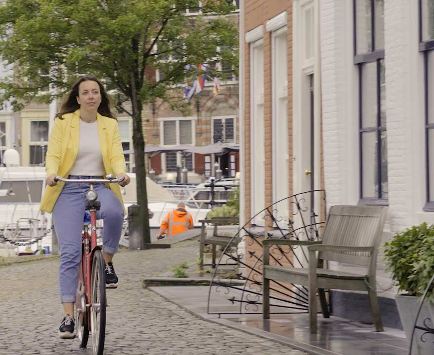 Roos op de fiets door Goes