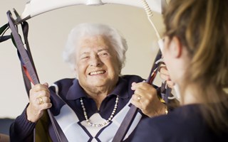 Zorg Zeeland - Verzorgende in de ouderenzorg met cliënt