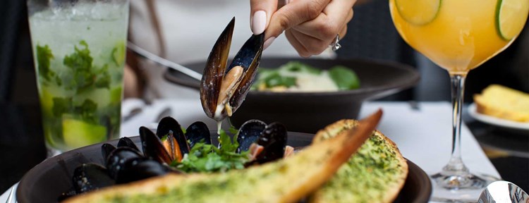Mosselen eten is een van de vele culinaire verrassingen die Zeeland biedt.  