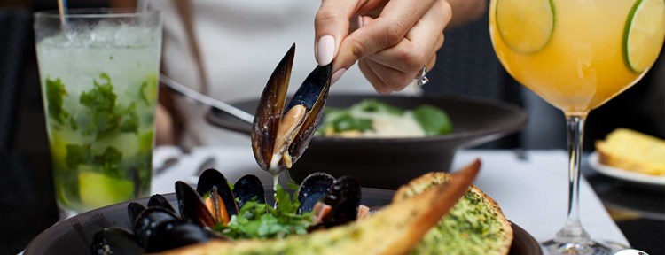 Mosselen eten is een van de vele culinaire verrassingen die Zeeland biedt.  
