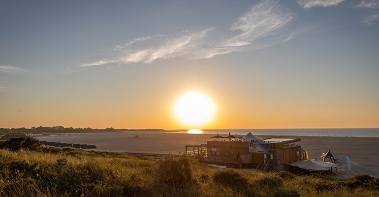 Zonsondergang op het strand van Vrouwenpolder